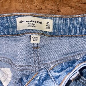 Abercrombie High rise mom Jean